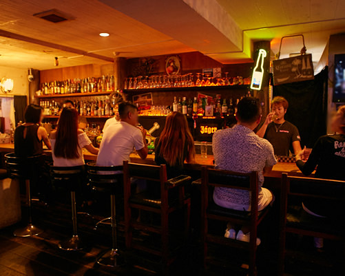 波の上ビーチすぐ!空港から10分!エリア最大級のBAR!